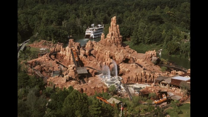 Magic Kingdom’s Bear Causes Closure of Rides and Attractions at Walt Disney Globe