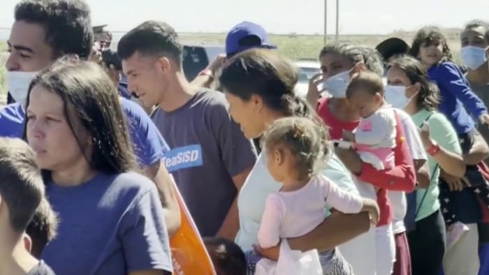 Politik- und Wirtschaftsexperten erläutern mögliche Gründe für den aktuellen Zuzug von Asylsuchenden Politik- und Wirtschaftsexperten erläutern mögliche Gründe für den aktuellen Zuzug von Asylsuchenden
