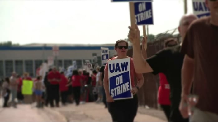UAW adds 2 plants, 7K workers to auto strike, says negotiations are ongoing - Vimarsana News