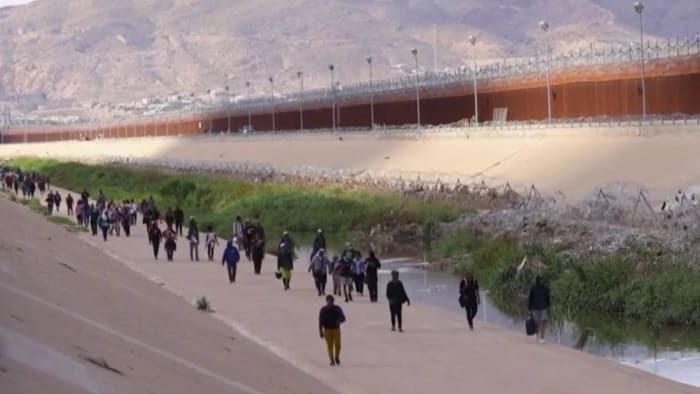 Texas border wall: Gov. Greg Abbott debuts first stretch in Starr