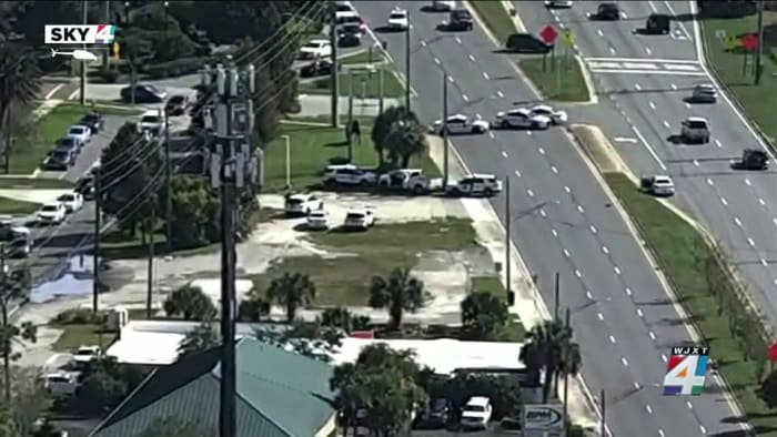 Cruiser plows through fence, hits tree during pursuit along Roosevelt Boulevard