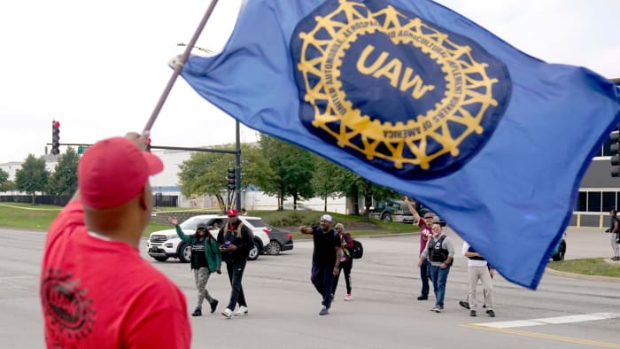 Photo of UAW-Präsident Sean Fine informiert über den aktuellen Stand zum automatischen Streik