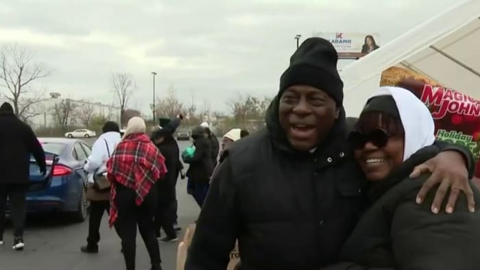 Magic Johnson, General Motors gives food to 800 Detroit families