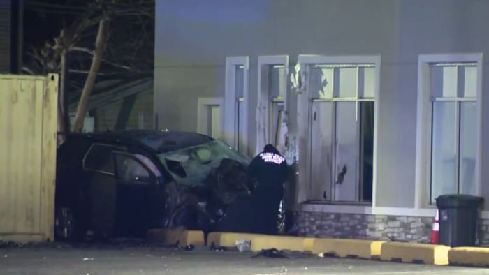 SUV with smashed windshield apparently crashes into Detroit building SUV with smashed windshield apparently crashes into Detroit building