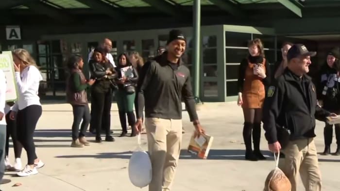 Former NFL quarterback helps distribute thousands of meals ahead of holidays at Eastern Michigan University