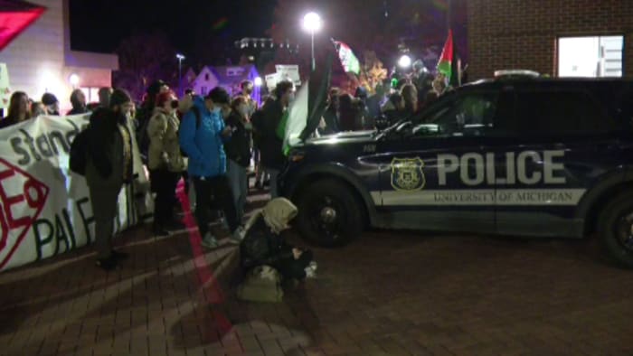 Estudiantes y manifestantes de la UM irrumpen en el edificio administrativo en Ann Arbor llevando un mensaje para el presidente de la escuela.