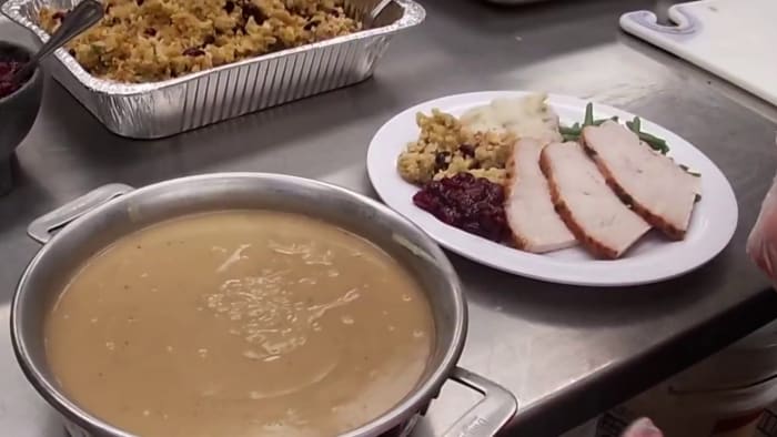 Disney chefs prepare 1,000 Thanksgiving meals for homeless residents