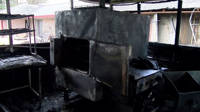 Popular New Caney barbecue restaurant catches fire as owner delivers turkeys to firefighters - Vimarsana News