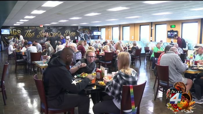 Over 400 people sit down to foster connections at Naval Station Mayport Thanksgiving feast - Vimarsana News