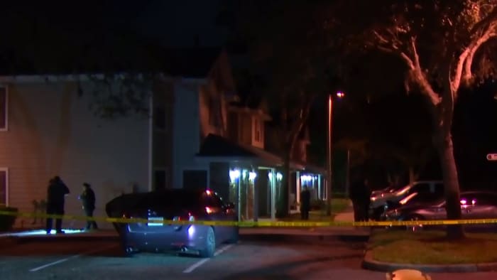 18-year-old found shot to death on sidewalk at Mystic Cove Apartments near Oviedo
