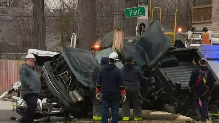 5 people hospitalized after violent crash on Detroit’s west side