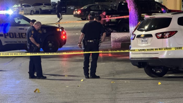 Toddler, 2 adults wounded in shooting in H-E-B parking lot on North Side - Vimarsana News