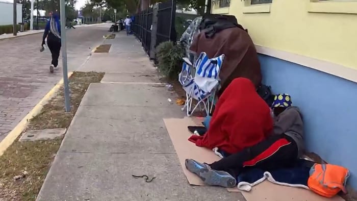 Orlando ordinance would fine or jail people for blocking the sidewalk