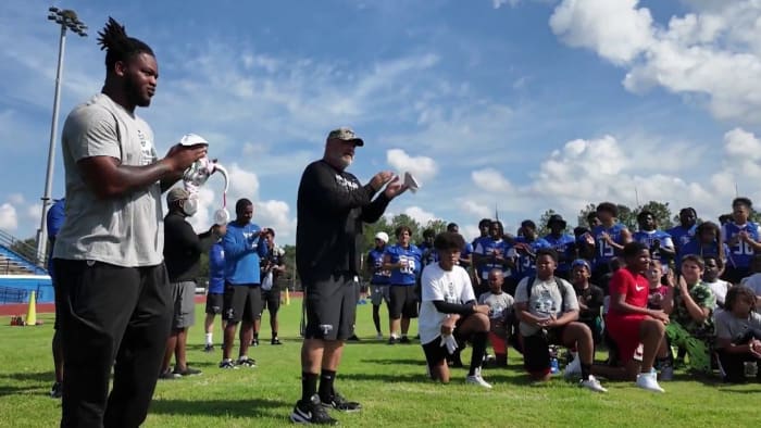 NFL player returns to Apopka High School to host free youth football camp