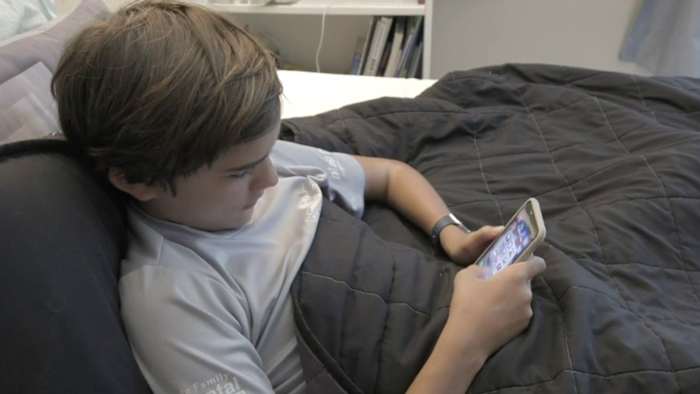 専門家は子供のスクリーンタイムに制限を設け、スマートフォンの代替品を検討するようアドバイス
