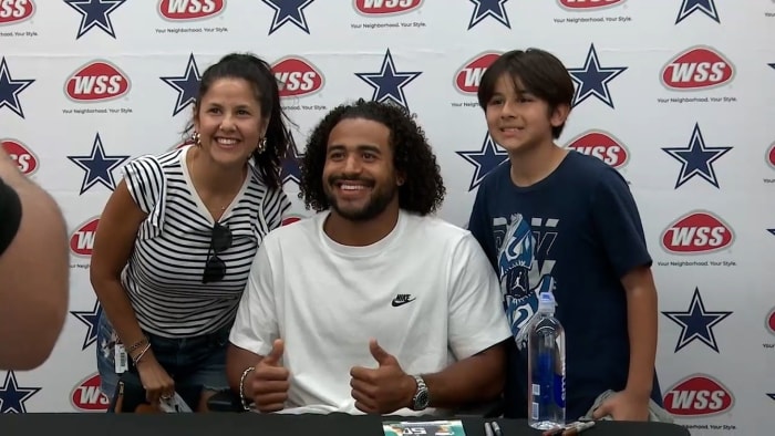 Dallas Cowboys linebacker Eric Kendricks meet and greet at WSS Shoe Store