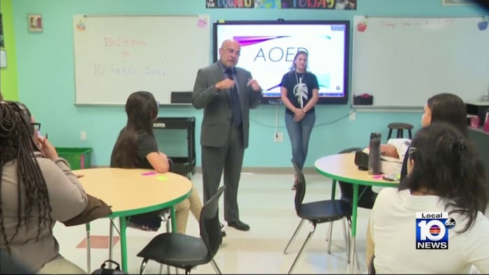 Miami-Dade Public Schools expand programs to acclimate migrant students