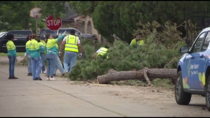 Outofstate workers part of small army restoring power to stormweary Houstonians  KPRC Click2Houston
