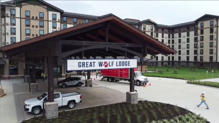 SNEAK PEEK: The countdown is ON for Great Wolf Lodge Texas Gulf Coast’s grand opening | Get a glimpse inside the process