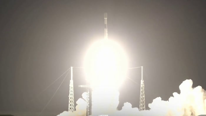 SpaceX's Falcon 9 Launches 28 Satellites, Marks 22nd Flight