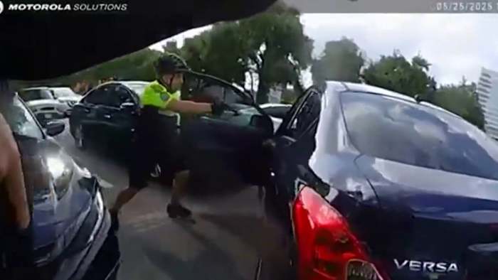 新しい角度は、ガレリアの外の警官を駆け抜けようとしているヒューストン警察の射撃男を示しています
