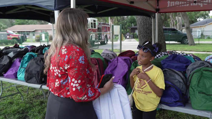 Niños con mochilas nuevas