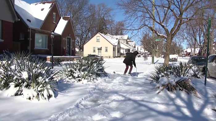 Detroit Volunteers Shovel Snow for Seniors in Need
