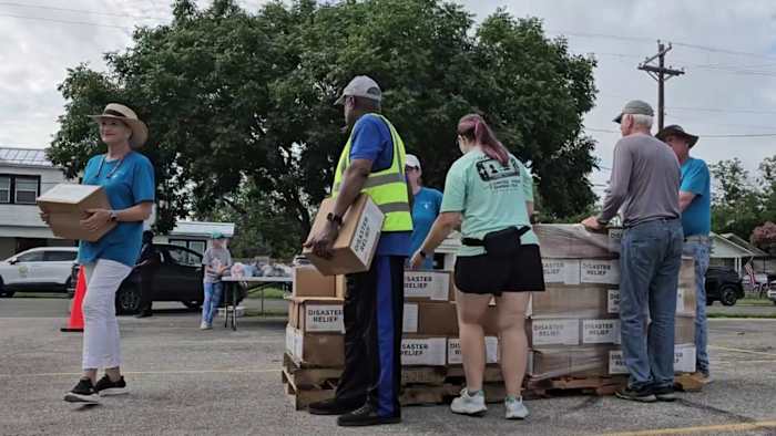 Hundreds gather at Kerrville church for growing flood relief effort