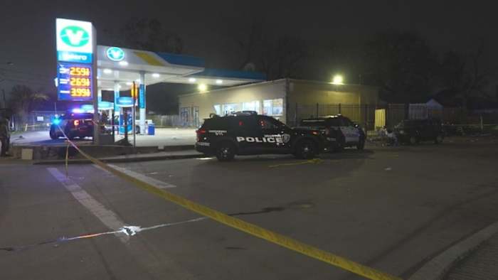 Man shot, killed outside gas station in Southeast Houston