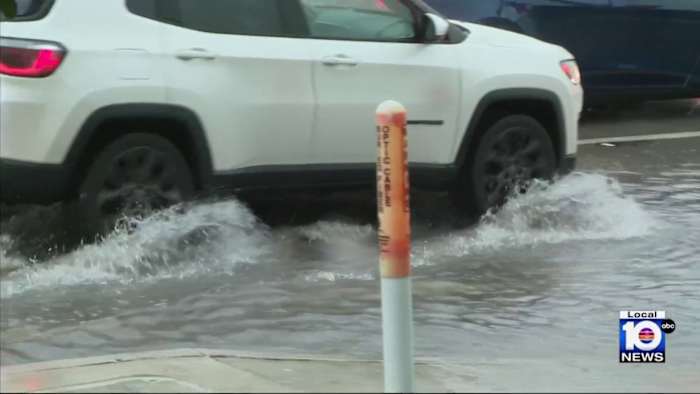 Heavy South Florida rain leads to flooding issues, airport delays
