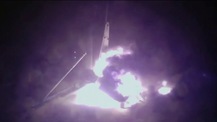 スペースXのファルコン9ブースターがフロリダでの打ち上げ後、着陸時に炎上、転倒