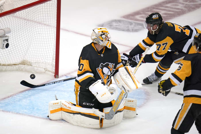 Jake DeBrusk scores twice as Bruins edge Penguins at Winter Classic 