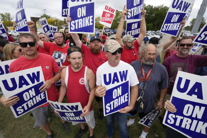 UAW strike week 3: What we know as 25K workers picket, Big Three talks persist - Vimarsana News