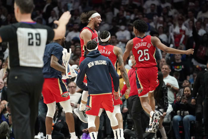 LeBron James shines in Lakers win, Clippers rally stuns Wizards