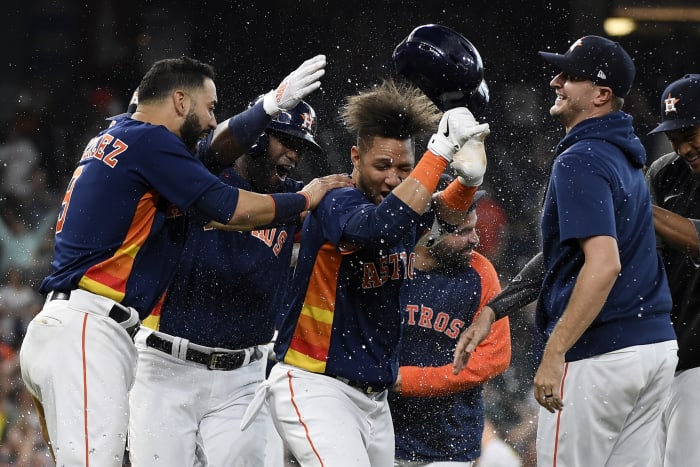 Carlos Correa played with Yuli Gurriel's hair in the dugout after