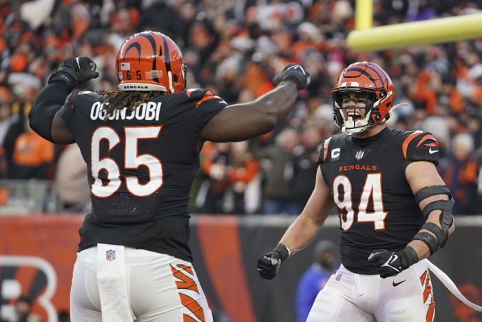 Chubb runs for 2 TDs, Browns blast Burrow, Bengals 32-13