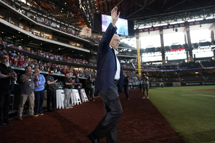 Baseball gathers behind home plate to honor Hammerin' Hank