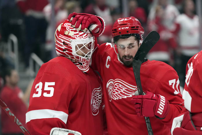 Detroit Red Wings implode in second period in 4-1 loss to Columbus