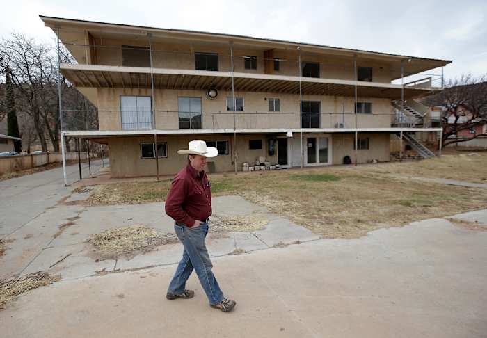 একসময় ওয়ারেন জেফসের বহুগামী সম্প্রদায় দ্বারা পরিচালিত শহরগুলি আদালতের নজরদারি দ্বারা রূপান্তরিত হয়েছিল