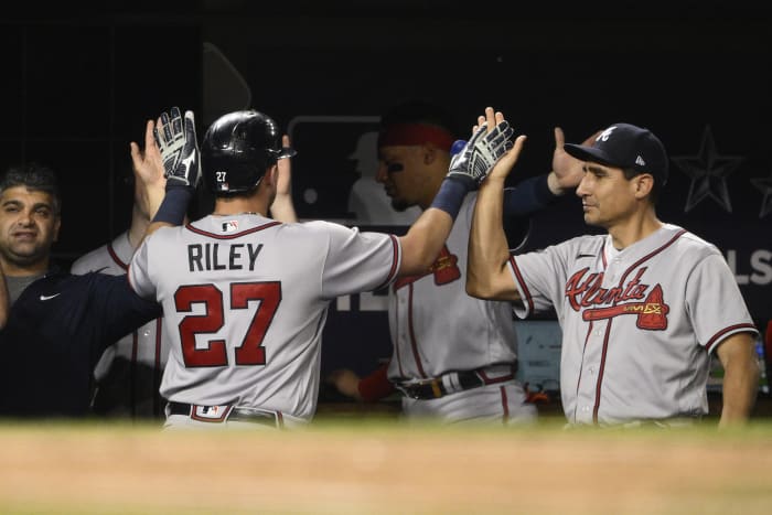 Selfie moment: Braves sweep Reds for first postseason series win since 2001  - The Athletic