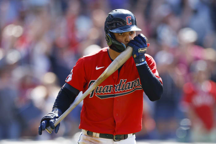 Yanks fans pelt Cleveland outfielders with debris after win