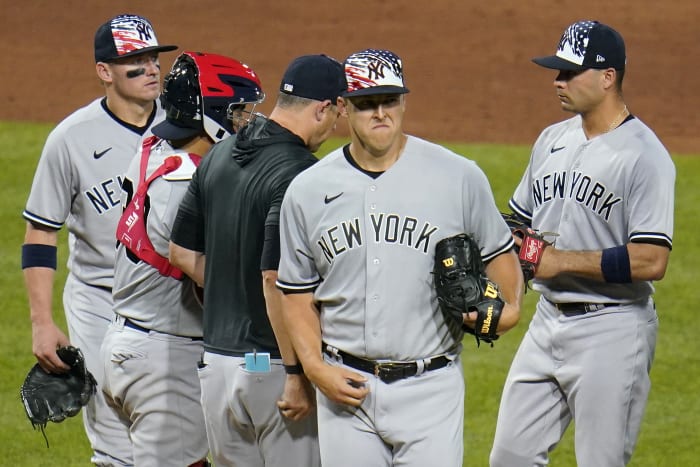 Yanks fans pelt Cleveland outfielders with debris after win