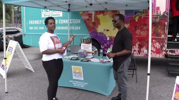 Eine Frau aus Jacksonville nimmt an der zweiten Runde des jährlichen Spaziergangs teil, um mit ihrer HIV-Geschichte das Bewusstsein zu schärfen und Stigmatisierung zu beenden