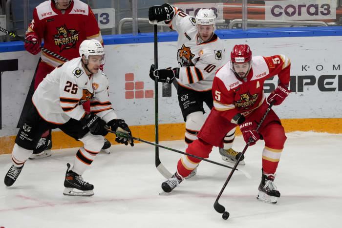 Teravainen's hat trick helps Canes rout Lightning 6-0