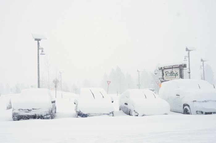 ক্যালিফোর্নিয়ায় একটি শীতকালীন ঝড় থেকে তুষারধসে বেঁচে যাওয়া ছয়জনকে উদ্ধার করেছে উদ্ধারকর্মীরা। নিখোঁজ রয়েছেন আরও ৯ জন