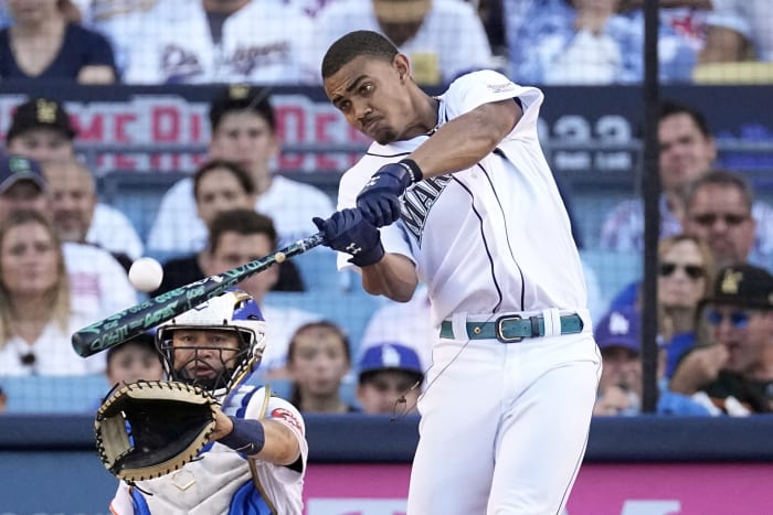 Blue Jays star Vladimir Guerrero Jr gifts bat to child who beat cancer