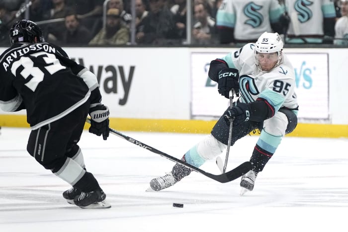 L.A. Kings trainer becomes 1st female staffer on bench in NHL