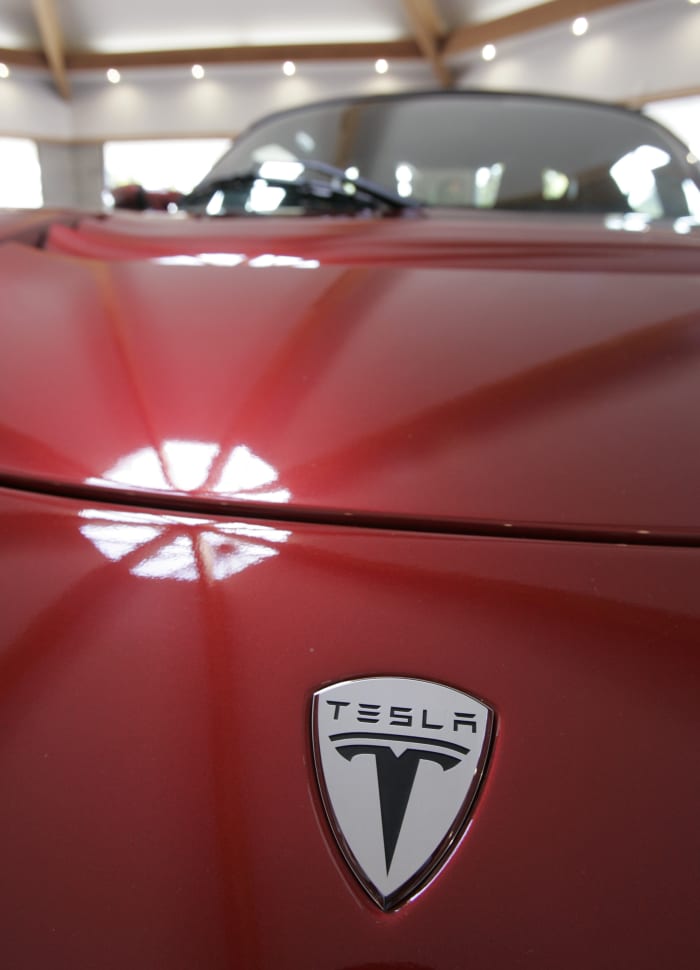 Tesla didn't squelch United Auto Workers message when it cracked down on T-shirts, court says
