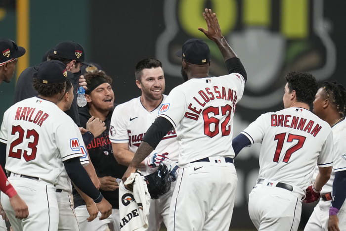 Yankees fans pelt Guardians outfielders with debris after win