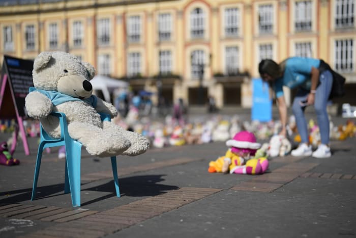 Cientos de juguetes “protestan” contra el abuso sexual infantil en Colombia Cientos de juguetes “protestan” contra el abuso sexual infantil en Colombia